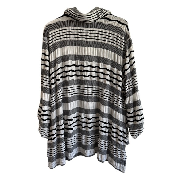 Ali Miles White & Black Button Front Wave Tunic Top, Size 2X - Picture 6 of 9